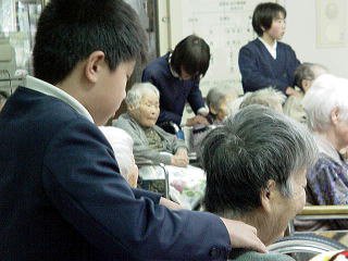 高齢者との触れ合いの様子