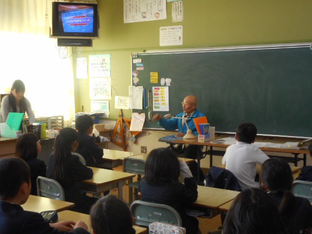 読み語り朝会の様子1