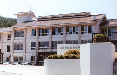 正門と校舎
