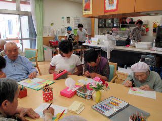 お年寄りとの交流の様子